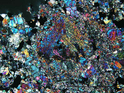 A 2 mm olivine chondrule seems to be rimmed